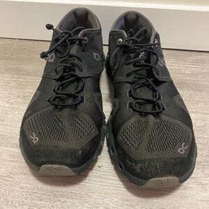 On Cloud Size 11.5 Men’s Black Shoes.